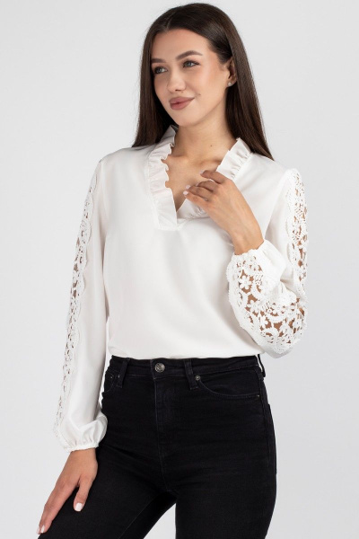 Белая деловая блуза с кружевами и рюшей VIZAVI 695 молочный - фото 4