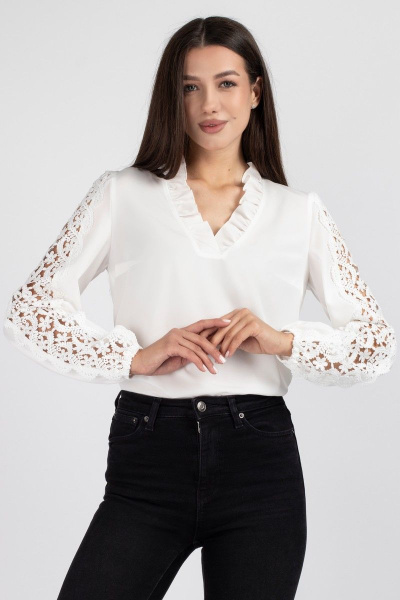 Белая деловая блуза с кружевами и рюшей VIZAVI 695 молочный - фото 2