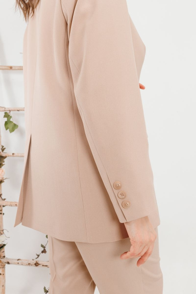 Бежевый жакет прямого кроя с рельефами и карманами SandyNa 13934 песочный - фото 7