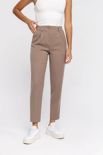 Укороченные брюки с мягкими складками и стрелками PiRS 4641 бежевый - фото 2