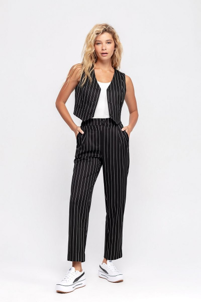 Летний деловой костюм-тройка с укороченным жилетом и брюками с складками PiRS 4690 черный - фото 4