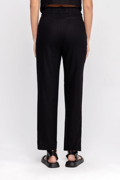 Деловой черный костюм-двойка из льна: жакет и брюки со складками PiRS 4706 черный - фото 5