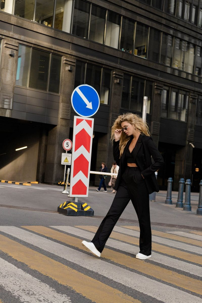 Деловой черный костюм-двойка из вискозы: жакет и брюки с пиджачным воротником PiRS 4715 черный - фото 9