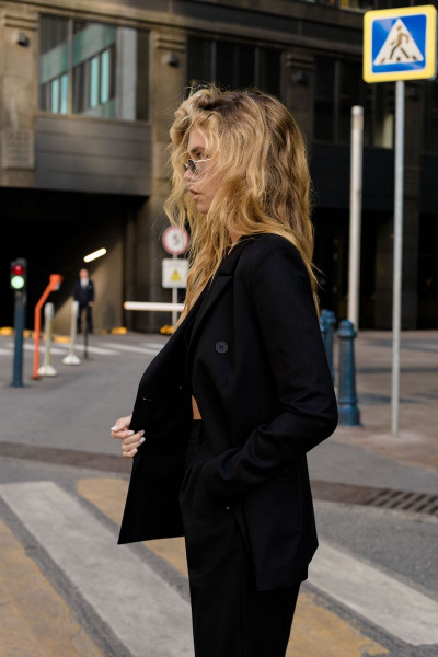 Деловой черный костюм-двойка из вискозы: жакет и брюки с пиджачным воротником PiRS 4715 черный - фото 8