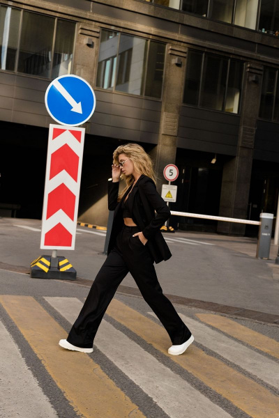 Деловой черный костюм-двойка из вискозы: жакет и брюки с пиджачным воротником PiRS 4715 черный - фото 7