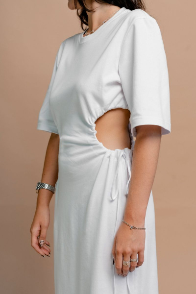 Белое платье из трикотажа с разрезами и сборкой JRSy 2355 белый - фото 3