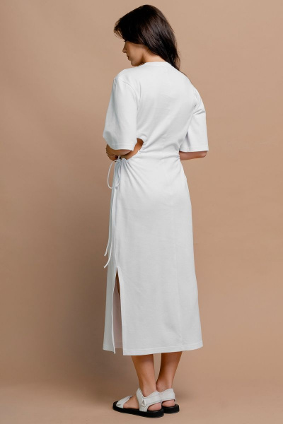 Белое платье из трикотажа с разрезами и сборкой JRSy 2355 белый - фото 2