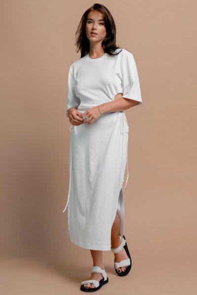 Белое платье из трикотажа с разрезами и сборкой JRSy 2355 белый - фото 1