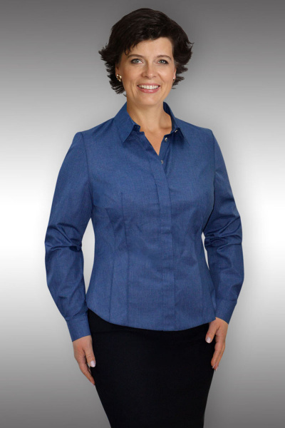 Деловая хлопковая синяя блуза с застежкой и воротником стойка Таир-Гранд 62231 джинс - фото 1