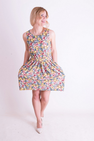 Платье с поясом на резинке и юбкой в складки без рукавов Mita ЖМ733 цветы - фото 2