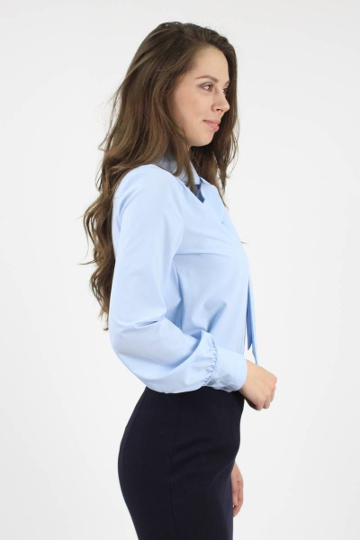 Голубая деловая блуза с воротником-бант и кокеткой VLADOR 500616-1 голубой - фото 2