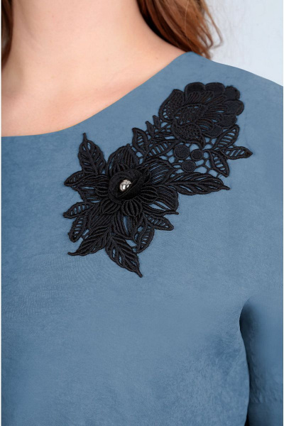 Платье зауженное с кружевной аппликацией и разрезом Таир-Гранд 6539 джинс - фото 2