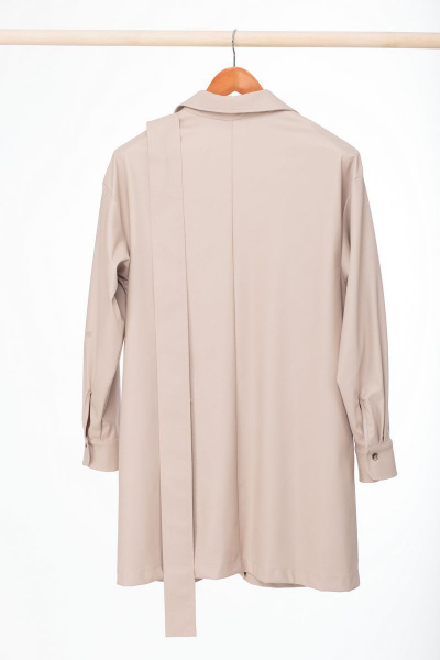 Платье-рубашка из эко-кожи с накладными карманами и ремнем Anelli 800 бежевый - фото 4