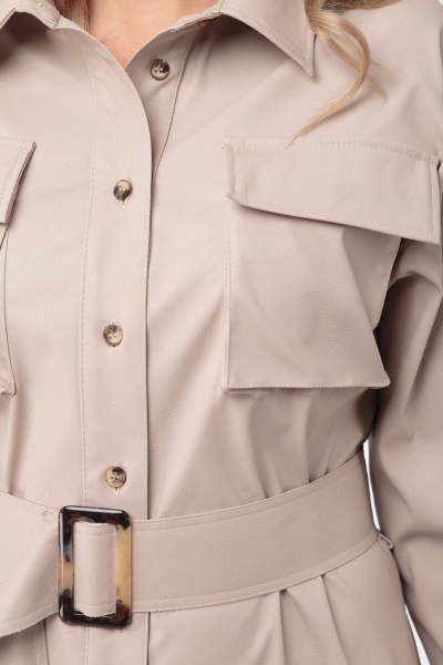 Платье-рубашка из эко-кожи с накладными карманами и ремнем Anelli 800 бежевый - фото 6