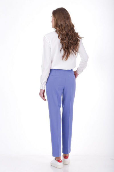 Брюки прилегающего силуэта с карманами и зауженным низом DNM 023 голубой - фото 2