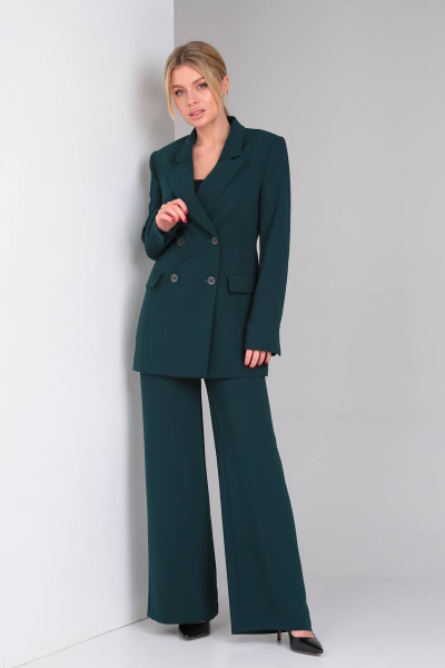 Деловой костюм из льна с классическим приталенным жакетом DOGGI 2898 изумруд - фото 7