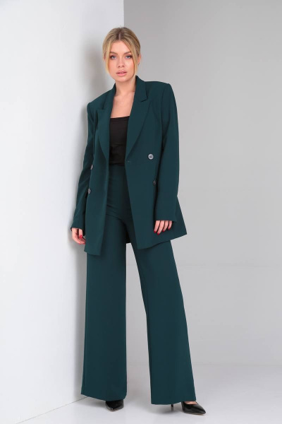 Деловой костюм из льна с классическим приталенным жакетом DOGGI 2898 изумруд - фото 5