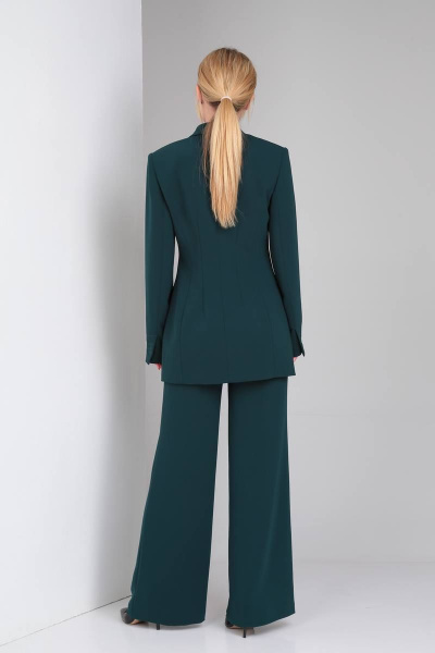 Деловой костюм из льна с классическим приталенным жакетом DOGGI 2898 изумруд - фото 2