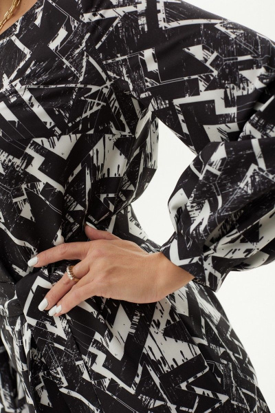 Черное платье прямого силуэта с шлицей и поясом MALI 423-048 черно-белый - фото 11