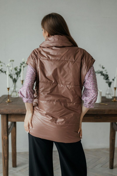 Жилет из плащёвой ткани на утеплителе Стильная леди М-650 коричневый - фото 3