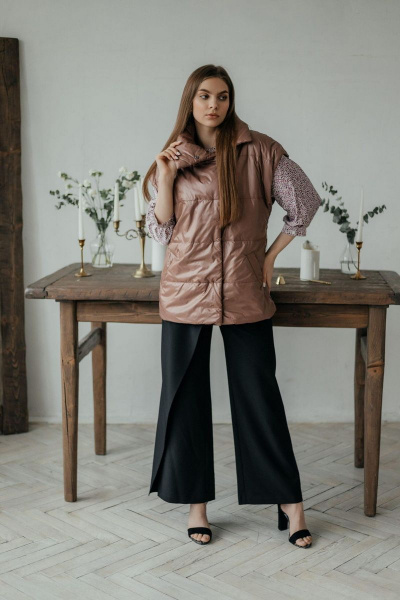 Жилет из плащёвой ткани на утеплителе Стильная леди М-650 коричневый - фото 1