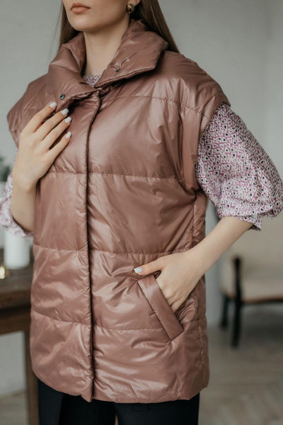 Жилет из плащёвой ткани на утеплителе Стильная леди М-650 коричневый - фото 2