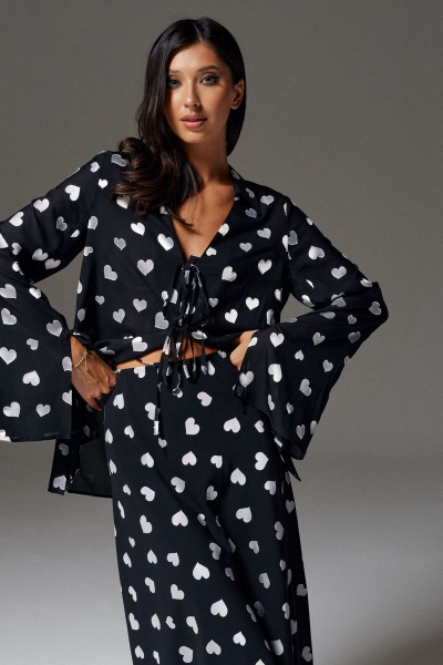 Демисезонная черная рубашка с сердцами и разрезами на завязках ANNETE A737 - фото 3