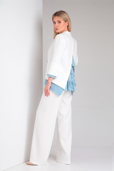 Брючный костюм с стильной спинкой и шифоновой блузкой DOGGI 2904 молочный+голубой - фото 6
