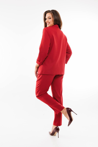 Деловой костюм жакет с брюками зауженными к низу в красном цвете SandyNa 130561 темно-красный - фото 7