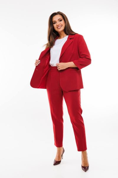 Демисезонный костюм 3-ка с жакетом и зауженными брюками SandyNa 130558 темно-красный - фото 2