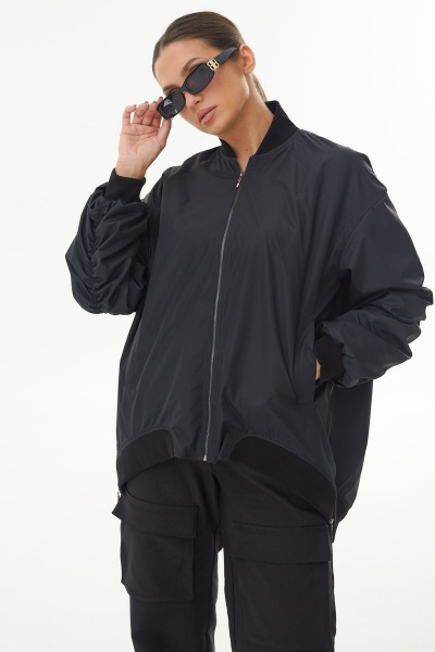 Черный бомбер из плащевки со сборкой по спине AURA otd 7028 черный - фото 2