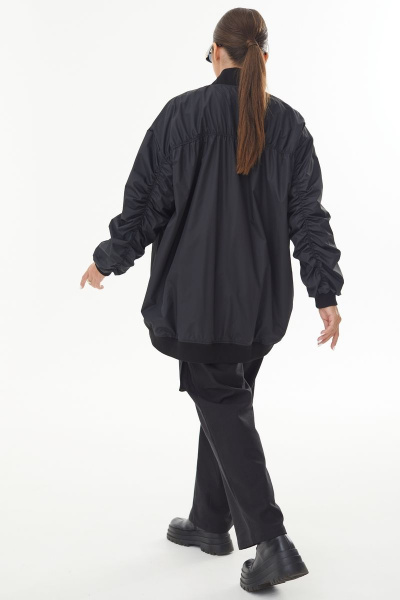 Черный бомбер из плащевки со сборкой по спине AURA otd 7028 черный - фото 6