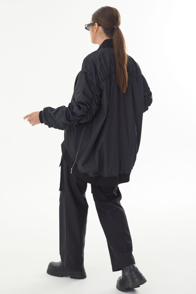 Черный бомбер из плащевки со сборкой по спине AURA otd 7028 черный - фото 5
