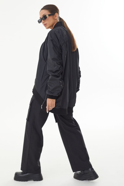Черный бомбер из плащевки со сборкой по спине AURA otd 7028 черный - фото 3