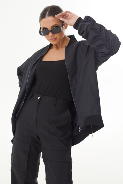 Черный бомбер из плащевки со сборкой по спине AURA otd 7028 черный - фото 1