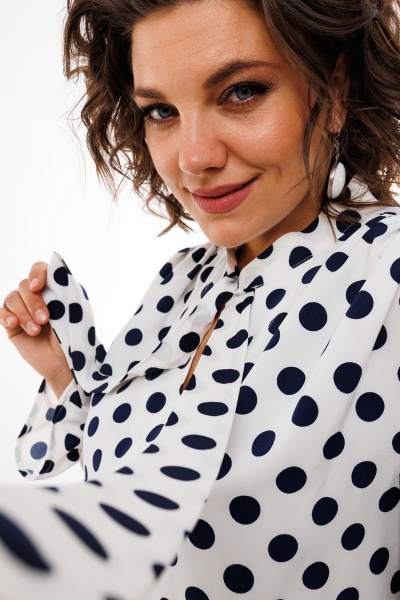 Блуза в горох из мягкой вискозы с объемом и бантом Anelli 1323 белый/черный_горох - фото 5