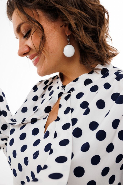 Блуза в горох из мягкой вискозы с объемом и бантом Anelli 1323 белый/черный_горох - фото 2