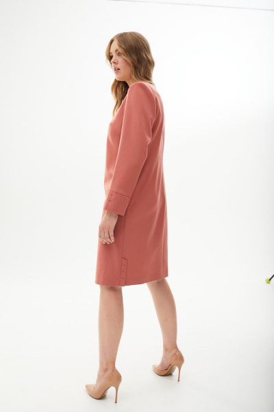 Деловое платье прямого силуэта с карманами и застежкой Mislana С978 - фото 10