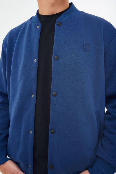 Мужской демисезонный синий бомбер с застежкой на кнопки и карманами GO M4045/20-01.182-188 - фото 6