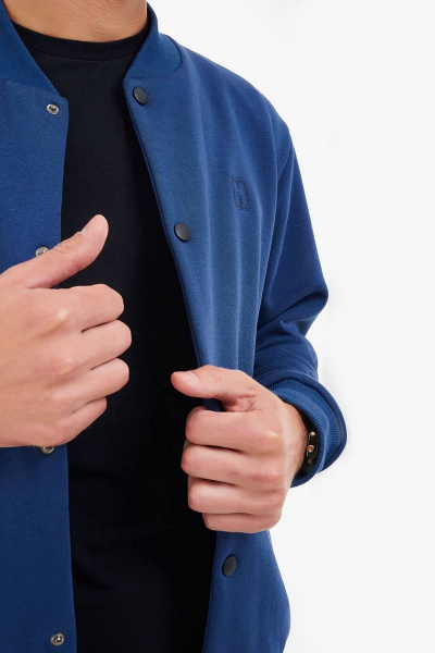 Мужской демисезонный синий бомбер с застежкой на кнопки и карманами GO M4045/20-01.182-188 - фото 4