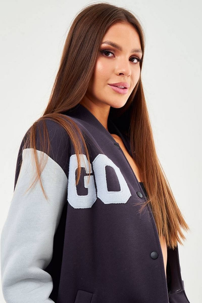 Демисезонный женский бомбер из ткани с карманами и вышивкой GO F4045b/30-03.170-176 - фото 4
