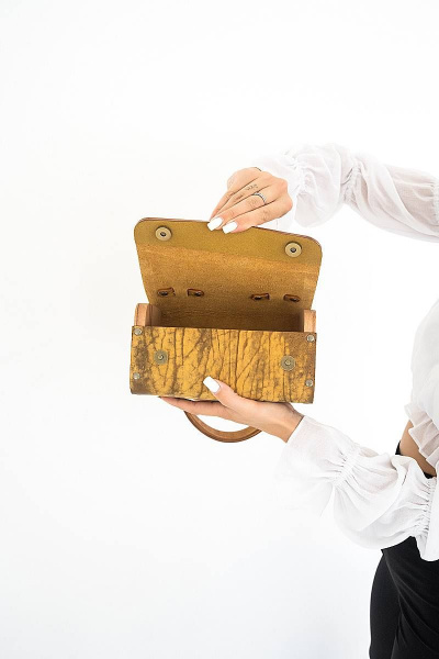 Желтая кожаная сумка с натуральными вставками и регулятором Because KVADRO VINTAGE_DYNA - фото 3