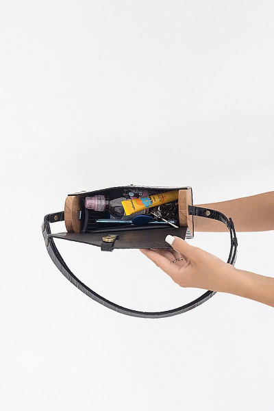 Черная кожаная сумка тарелка с деревянными вставками Because MISHEL BLACK_CROCO - фото 5