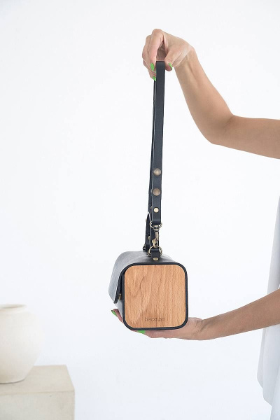 Кожаная сумка через плечо из натуральной кожи и дерева, 22х12х12 см Because KVADRO BLACK - фото 3