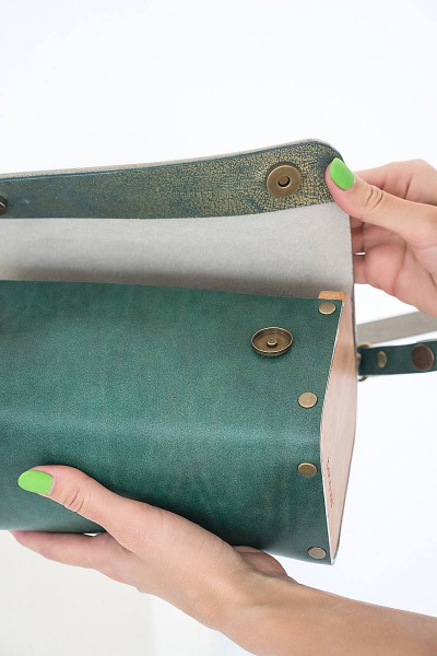 Кожаная сумка через плечо из натуральной кожи и дерева, 22х12х12 см Because KVADRO IZUMRUD - фото 5