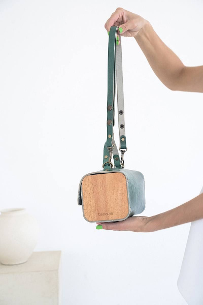 Кожаная сумка через плечо из натуральной кожи и дерева, 22х12х12 см Because KVADRO IZUMRUD - фото 3