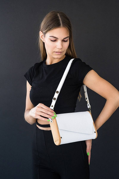 Сумка ВИОЛА из натуральной кожи с деревом, регулируемый ремешок Because VIOLA WHITE - фото 1