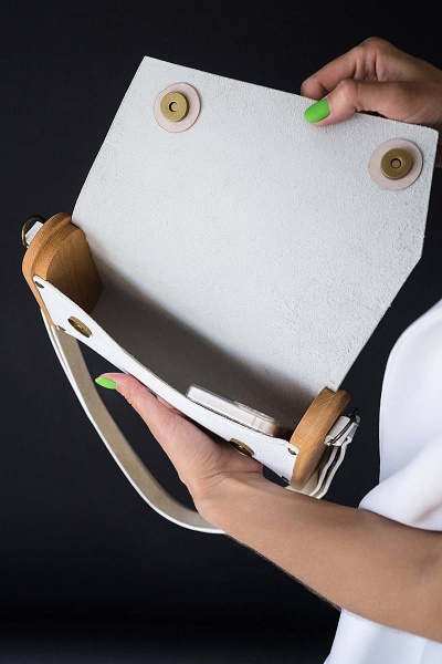 Сумка ВИОЛА из натуральной кожи с деревом, регулируемый ремешок Because VIOLA WHITE - фото 6