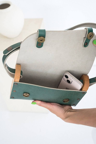 Сумка АЭЛИТА из натуральной кожи и дерева, регулируемый ремень Because AELITA IZUMRUD - фото 7