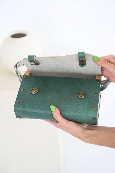 Сумка АЭЛИТА из натуральной кожи и дерева, регулируемый ремень Because AELITA IZUMRUD - фото 6